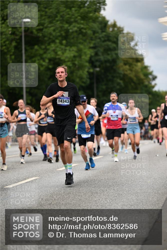 29.06.2025 - hella hamburg halbmarathon Dr. Thomas Lammeyer http://msf.ph/oto/8362586 29.06.2025 10:41:32 Kennedybrücke 56, 1022, 1118, 1276, 1339, 1488, 1490, 1597, 1819, 1952, 2104, 2199, 2272, 2480, 2552, 3165, 3230, 3714, 3873, 4347, 4442, 4618, 4733, 5146, 5224, 5560, 5640, 5940, 6243, 6584, 6804, 6821, 7085, 7202, 7235, 7544, 7707, 7823, 8315, 8758, 9054, 9055, 9288, 10024, 10112, 10159, 10476, 10762, 10798, 10919, 10931 meine-sportfotos.de