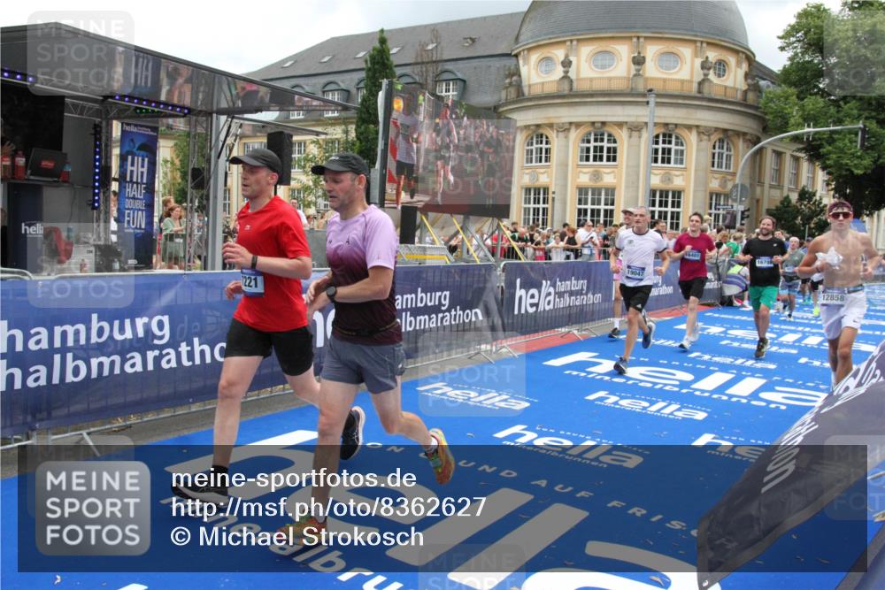 29.06.2025 - hella hamburg halbmarathon Michael Strokosch http://msf.ph/oto/8362627 29.06.2025 10:55:52 Ziel 1179, 2612, 3256, 3668, 4772, 5021, 6569, 7221, 7976, 12858, 13474, 14365, 16401, 16434, 16786, 18125, 18867, 19047 meine-sportfotos.de