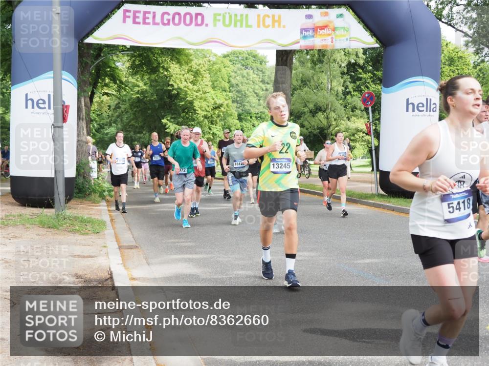 29.06.2025 - hella hamburg halbmarathon MichiJ http://msf.ph/oto/8362660 29.06.2025 10:43:22 Zwischen KM18-KM19 3042, 4152, 5418, 6591, 7037, 8255, 8393, 9622, 9820, 13245, 13474, 16121, 16470, 16679, 17468, 17758, 18125 meine-sportfotos.de