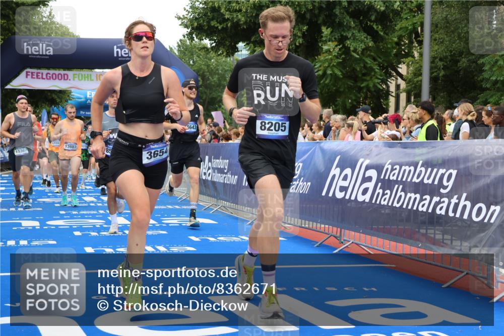 29.06.2025 - hella hamburg halbmarathon Strokosch-Dieckow http://msf.ph/oto/8362671 29.06.2025 10:50:54 Ziel 1466, 1630, 2207, 3654, 3947, 4839, 5018, 7052, 7369, 8117, 8205, 8572, 10215, 10750, 11551, 12778, 13008, 13687, 14125, 15362, 15395, 15643, 16285, 17221, 18182, 18350 meine-sportfotos.de