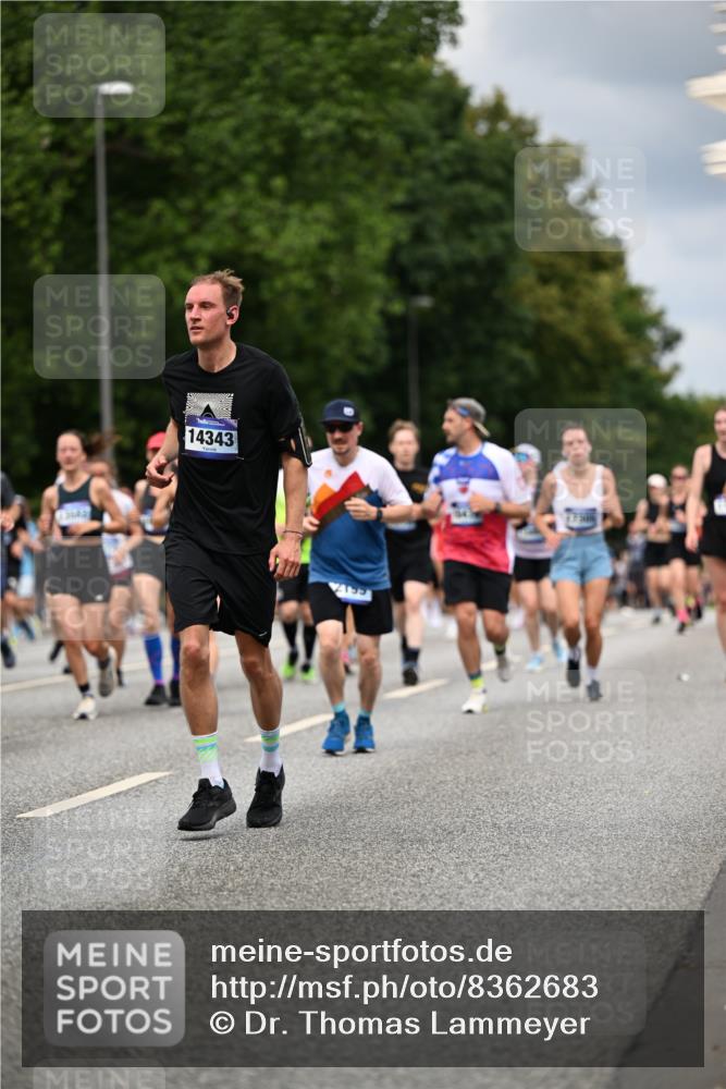 29.06.2025 - hella hamburg halbmarathon Dr. Thomas Lammeyer http://msf.ph/oto/8362683 29.06.2025 10:41:32 Kennedybrücke 56, 1022, 1118, 1276, 1339, 1488, 1490, 1597, 1819, 1952, 2104, 2199, 2272, 2480, 2552, 3165, 3230, 3714, 3873, 4347, 4442, 4618, 4733, 5146, 5224, 5560, 5640, 5940, 6243, 6584, 6804, 6821, 7085, 7202, 7235, 7544, 7707, 7823, 8315, 8758, 9054, 9055, 9288, 10024, 10112, 10159, 10476, 10762, 10798, 10919, 10931 meine-sportfotos.de