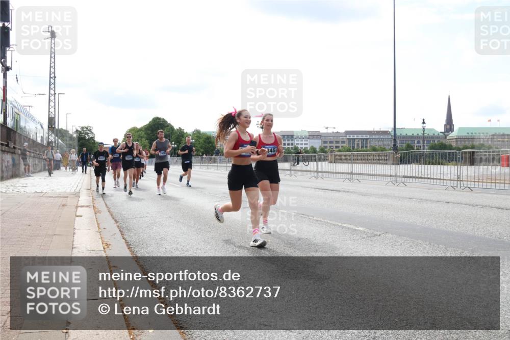 29.06.2025 - hella hamburg halbmarathon Lena Gebhardt http://msf.ph/oto/8362737 29.06.2025 10:14:17 Lombardsbrücke 409, 1067, 6089, 345, 1194, 1406, 1480, 1890, 2494, 3020, 3756, 3939, 4032, 4962, 5670, 6028, 6083, 6089, 6287, 6366, 6710, 7209, 7442, 7802, 7840, 7991, 8001, 8057, 8409, 8673, 8892, 9845, 9886, 10224, 10442, 10443, 11441, 11987, 12467, 12938, 13237, 13285, 13788, 14488, 15482, 15721, 15722, 15840, 16126, 17439, 17985, 18041, 18236, 18239 meine-sportfotos.de