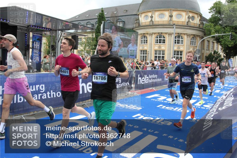 29.06.2025 - hella hamburg halbmarathon Michael Strokosch http://msf.ph/oto/8362748 29.06.2025 10:55:54 Ziel 1179, 2612, 3256, 3668, 4772, 6569, 7221, 7976, 8968, 9246, 12858, 13474, 16401, 16434, 16786, 18125, 18867, 19047 meine-sportfotos.de