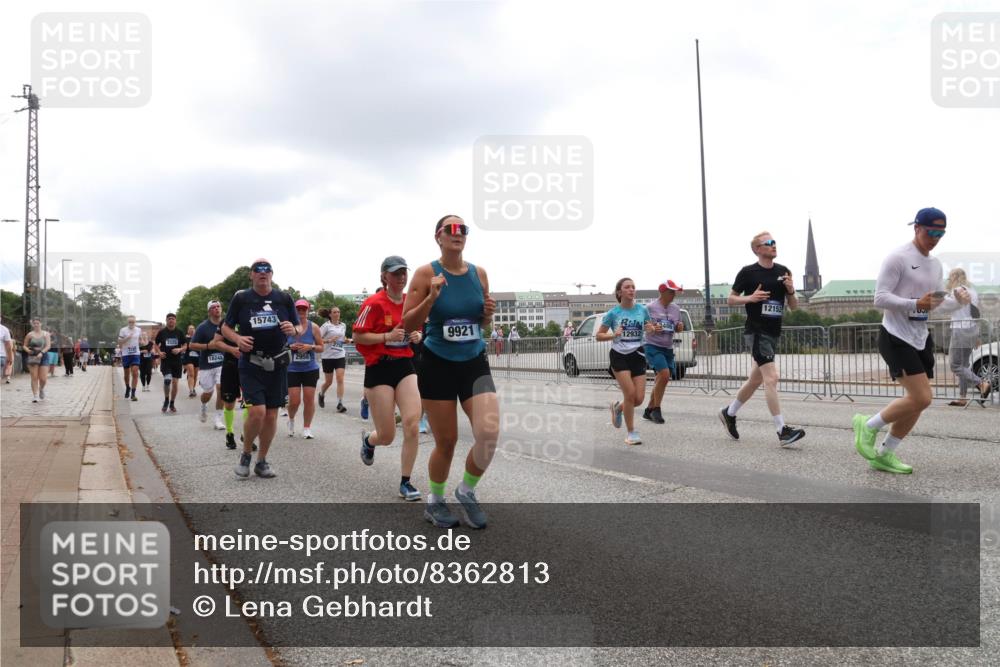 29.06.2025 - hella hamburg halbmarathon Lena Gebhardt http://msf.ph/oto/8362813 29.06.2025 10:48:26 Lombardsbrücke 3320, 18248, 15743, 9921, 2486, 12932, 12152, 1142, 1157, 1167, 1174, 1175, 1584, 1645, 1701, 2037, 2163, 2195, 2418, 2437, 2438, 2475, 2627, 2650, 2716, 2756, 2909, 2958, 3224, 3320, 3468, 3504, 3661, 3679, 3933, 4327, 4588, 5010, 5585, 5781, 5952, 6143, 7203, 7393, 7394, 7532, 7916, 7947, 7948, 8461, 8521, 8719, 8760, 8948, 9356, 9775, 9787, 9921, 10059, 10145, 10204, 10777, 10794, 11548, 11742, 11781, 13814, 13845, 15715, 16498, 16499, 16701 meine-sportfotos.de