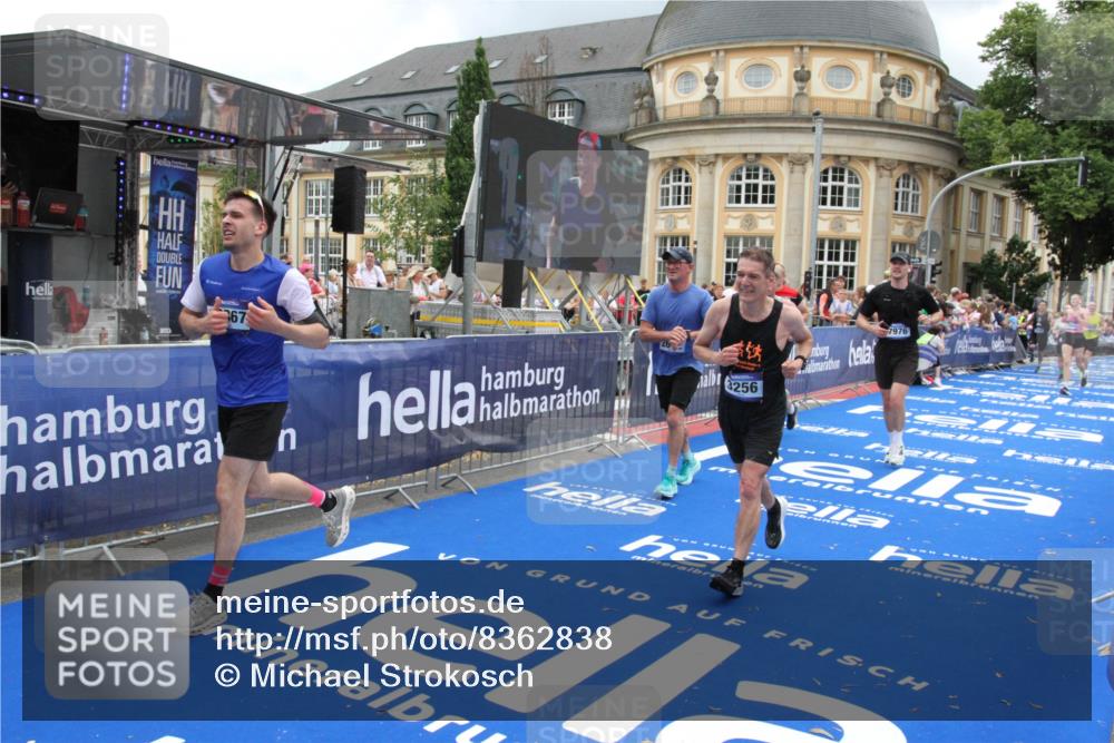 29.06.2025 - hella hamburg halbmarathon Michael Strokosch http://msf.ph/oto/8362838 29.06.2025 10:55:56 Ziel 1179, 2612, 3256, 3668, 4772, 7147, 7976, 8968, 9246, 10084, 13474, 15884, 16401, 16434, 16786, 18125, 18867, 19047 meine-sportfotos.de