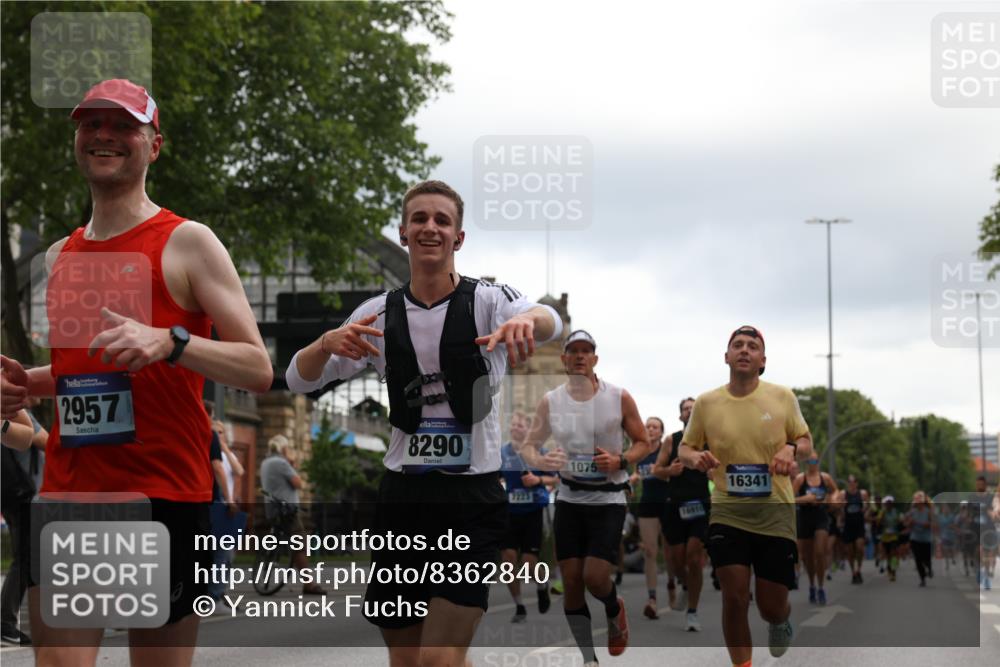 29.06.2025 - hella hamburg halbmarathon Yannick Fuchs http://msf.ph/oto/8362840 29.06.2025 10:53:16 20KM 1285, 2006, 2348, 2584, 2677, 2957, 2978, 3114, 3181, 3279, 3425, 3983, 4088, 4592, 5347, 5633, 5885, 6087, 6202, 6220, 6438, 6997, 7031, 7223, 7287, 7476, 8290, 10036, 10587, 10759, 10896, 10943, 11935, 11938, 12206, 12261, 12564, 12633, 12736, 12862, 13583, 13761, 14375, 14567, 14732, 14902, 14965, 15232, 15240, 15284, 15824, 16160, 16341, 16910, 16980, 17017, 17176, 17346, 17503, 17630, 18153, 18266, 18327, 18467, 18716, 19015, 19160 meine-sportfotos.de