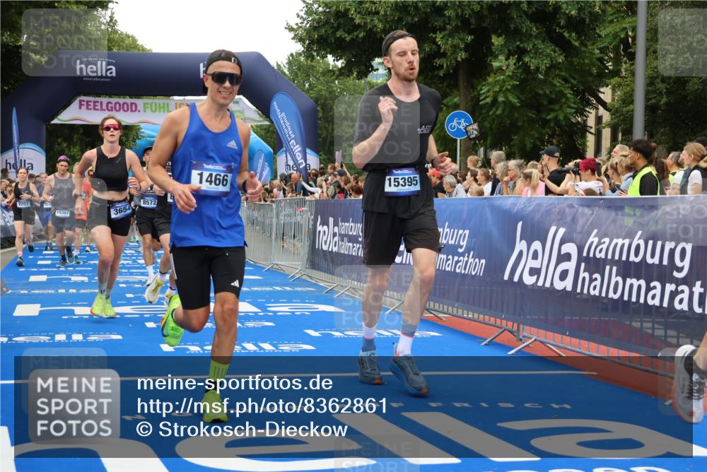29.06.2025 - hella hamburg halbmarathon Strokosch-Dieckow http://msf.ph/oto/8362861 29.06.2025 10:50:53 Ziel 1466, 2207, 3654, 3947, 4839, 5018, 5115, 7052, 7369, 8205, 8572, 10215, 10750, 11551, 12778, 13687, 14125, 15362, 15395, 15643, 16285, 17221, 18182, 18350 meine-sportfotos.de