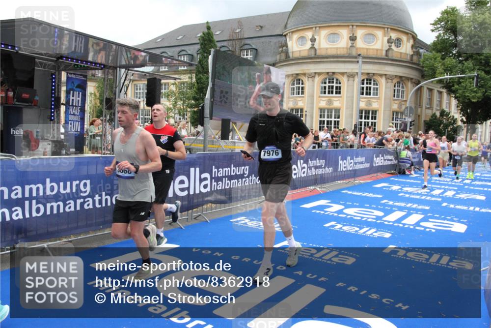 29.06.2025 - hella hamburg halbmarathon Michael Strokosch http://msf.ph/oto/8362918 29.06.2025 10:55:58 Ziel 1179, 2612, 3256, 3668, 4772, 7147, 7976, 8968, 9246, 10084, 14867, 15184, 15868, 15884, 18867 meine-sportfotos.de