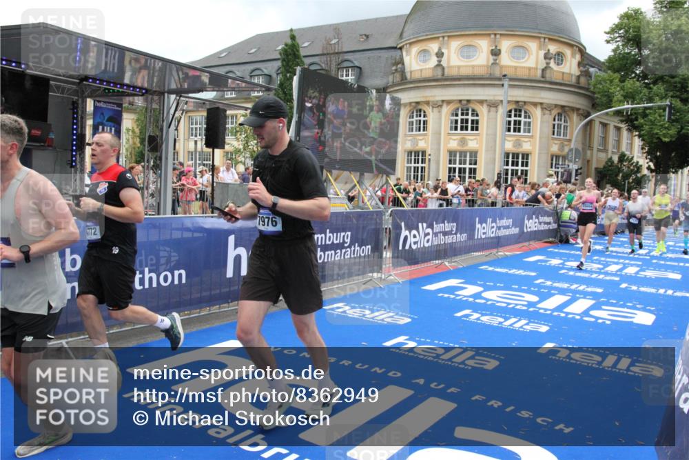 29.06.2025 - hella hamburg halbmarathon Michael Strokosch http://msf.ph/oto/8362949 29.06.2025 10:55:58 Ziel 1179, 2612, 3256, 3668, 4772, 7147, 7976, 8968, 9246, 10084, 14867, 15184, 15868, 15884, 18867 meine-sportfotos.de