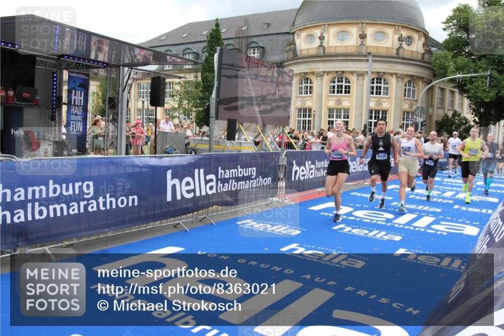 29.06.2025 - hella hamburg halbmarathon Michael Strokosch http://msf.ph/oto/8363021 29.06.2025 10:56:00 Ziel 2612, 3668, 4772, 7147, 7976, 8968, 9246, 10084, 14867, 15184, 15868, 15884, 16176 meine-sportfotos.de