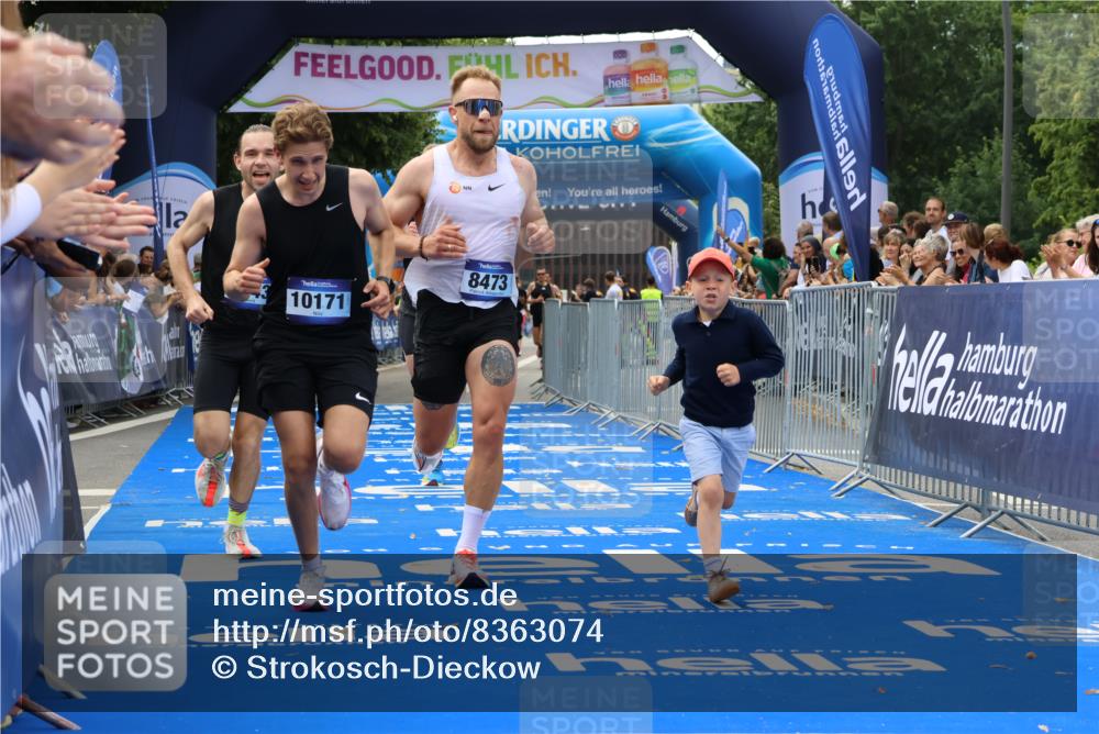29.06.2025 - hella hamburg halbmarathon Strokosch-Dieckow http://msf.ph/oto/8363074 29.06.2025 10:29:08 Ziel 3043, 8473, 10171, 10351, 16157, 18874, 19194 meine-sportfotos.de