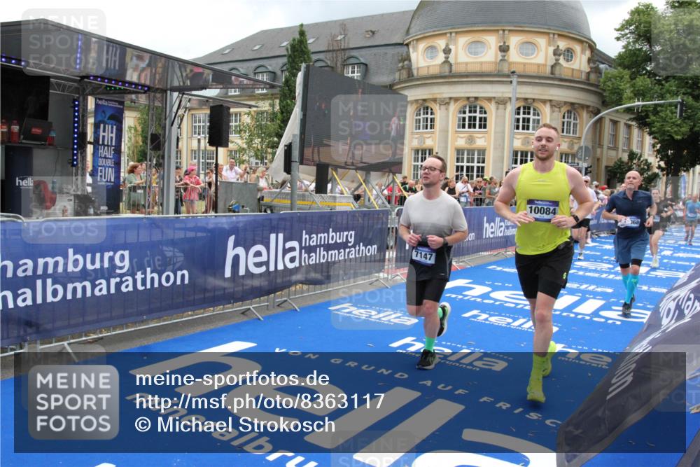 29.06.2025 - hella hamburg halbmarathon Michael Strokosch http://msf.ph/oto/8363117 29.06.2025 10:56:02 Ziel 1180, 3042, 7147, 8968, 9246, 10084, 14867, 15184, 15868, 15884, 16176 meine-sportfotos.de