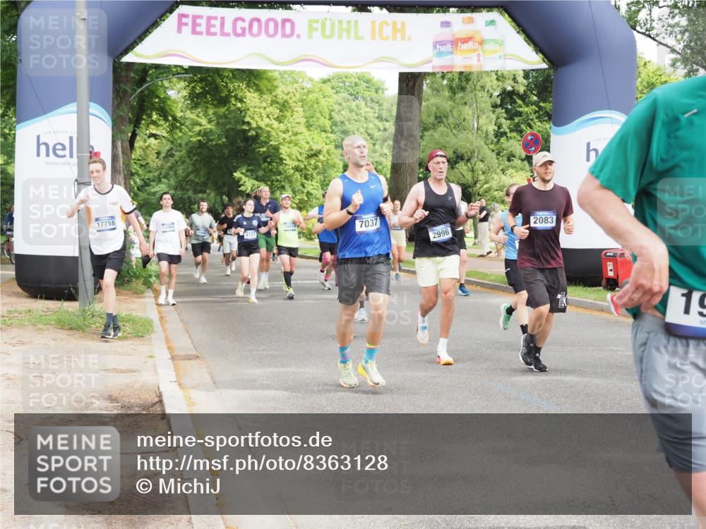 29.06.2025 - hella hamburg halbmarathon MichiJ http://msf.ph/oto/8363128 29.06.2025 10:43:25 Zwischen KM18-KM19 1972, 2083, 2741, 2982, 2996, 3042, 4152, 4594, 4813, 5418, 7037, 8255, 9622, 9820, 10093, 13245, 13474, 16121, 16470, 16679, 17468, 17758, 17828, 18117, 18125, 18208, 18899, 19184 meine-sportfotos.de