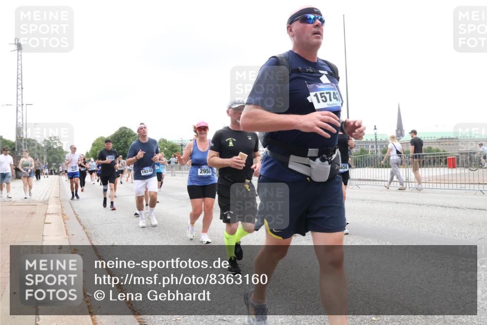 29.06.2025 - hella hamburg halbmarathon Lena Gebhardt http://msf.ph/oto/8363160 29.06.2025 10:48:28 Lombardsbrücke 18248, 15743, 2958, 650, 1142, 1157, 1167, 1174, 1175, 1584, 1645, 1701, 2037, 2163, 2195, 2418, 2437, 2438, 2475, 2627, 2650, 2716, 2756, 2909, 2958, 3224, 3320, 3468, 3504, 3661, 3679, 3933, 4327, 4588, 5010, 5585, 5781, 5952, 6143, 7203, 7393, 7394, 7532, 7916, 7947, 7948, 8461, 8521, 8719, 8760, 8948, 9356, 9775, 9787, 9921, 10059, 10145, 10204, 10366, 10654, 10656, 10777, 10794, 11548, 11742, 11781, 13814, 13845, 15715, 16498, 16499, 16701 meine-sportfotos.de
