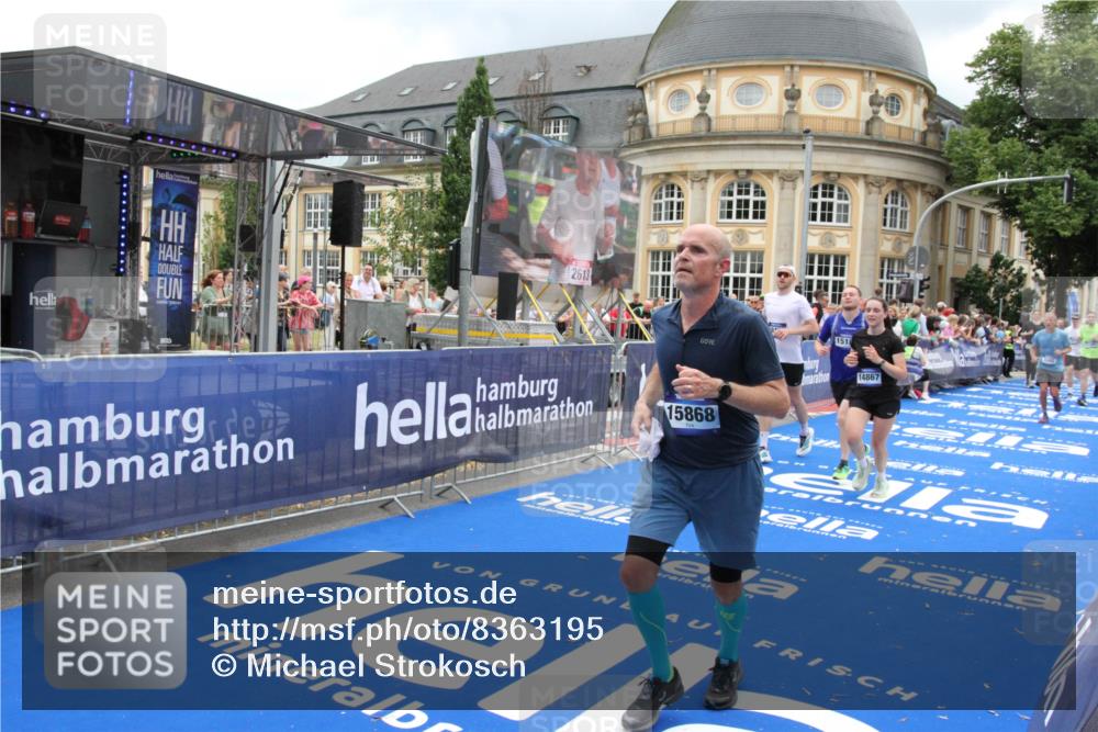 29.06.2025 - hella hamburg halbmarathon Michael Strokosch http://msf.ph/oto/8363195 29.06.2025 10:56:04 Ziel 1180, 3042, 3058, 7147, 7594, 10084, 14867, 15184, 15868, 15884, 16176, 18212 meine-sportfotos.de