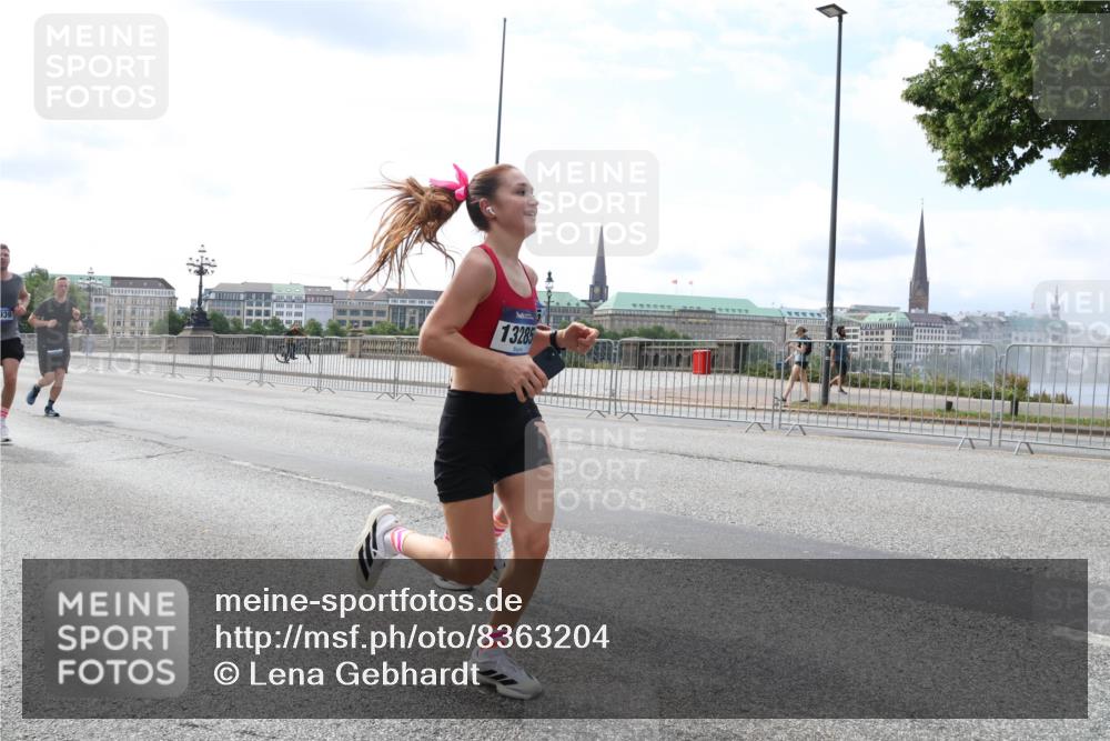 29.06.2025 - hella hamburg halbmarathon Lena Gebhardt http://msf.ph/oto/8363204 29.06.2025 10:14:17 Lombardsbrücke 939, 13285, 1194, 1406, 1480, 1890, 2494, 3020, 3756, 3939, 4032, 4962, 5670, 6028, 6083, 6089, 6287, 6366, 6710, 7209, 7442, 7802, 7840, 7991, 8001, 8057, 8409, 8673, 8892, 9845, 9886, 10224, 10442, 10443, 11441, 11987, 12467, 12938, 13237, 13285, 13788, 14488, 15482, 15721, 15722, 15840, 16126, 17439, 17985, 18041, 18236, 18239 meine-sportfotos.de