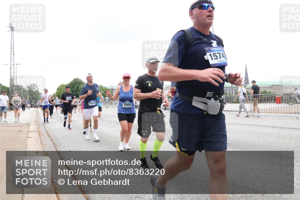 29.06.2025 - hella hamburg halbmarathon Lena Gebhardt http://msf.ph/oto/8363220 29.06.2025 10:48:28 Lombardsbrücke 3320, 18248, 2958, 1574, 1142, 1157, 1167, 1174, 1175, 1584, 1645, 1701, 2037, 2163, 2195, 2418, 2437, 2438, 2475, 2627, 2650, 2716, 2756, 2909, 2958, 3224, 3320, 3468, 3504, 3661, 3679, 3933, 4327, 4588, 5010, 5585, 5781, 5952, 6143, 7203, 7393, 7394, 7532, 7916, 7947, 7948, 8461, 8521, 8719, 8760, 8948, 9356, 9775, 9787, 9921, 10059, 10145, 10204, 10366, 10654, 10656, 10777, 10794, 11548, 11742, 11781, 13814, 13845, 15715, 16498, 16499, 16701 meine-sportfotos.de