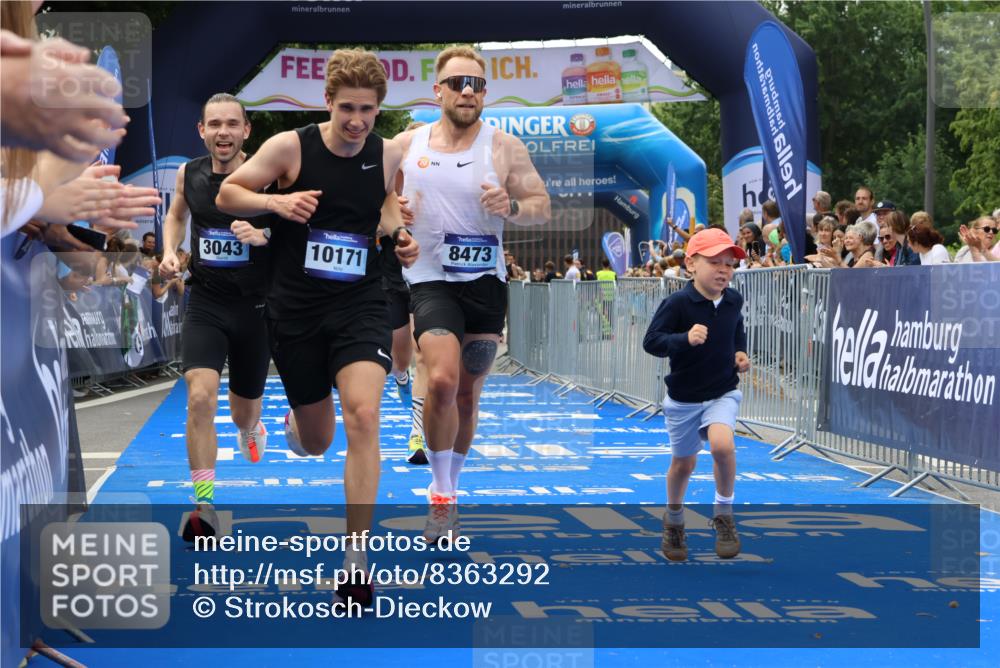 29.06.2025 - hella hamburg halbmarathon Strokosch-Dieckow http://msf.ph/oto/8363292 29.06.2025 10:29:08 Ziel 3043, 8473, 10171, 10351, 16157, 18874, 19194 meine-sportfotos.de
