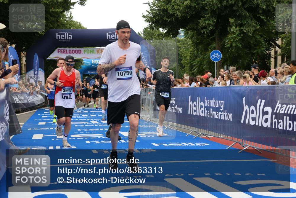 29.06.2025 - hella hamburg halbmarathon Strokosch-Dieckow http://msf.ph/oto/8363313 29.06.2025 10:50:49 Ziel 1466, 2234, 2788, 3654, 3947, 4839, 5018, 5115, 7052, 7369, 8205, 8572, 8657, 10750, 11551, 13687, 15362, 15395, 15426, 15643, 15720, 17129, 17908, 18182, 18229, 18370 meine-sportfotos.de