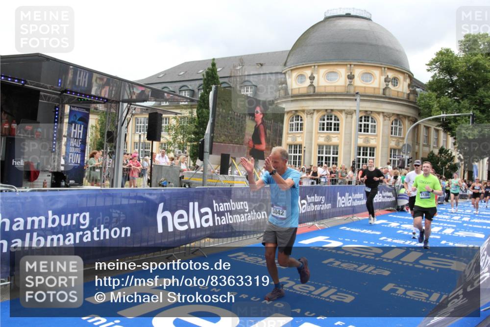 29.06.2025 - hella hamburg halbmarathon Michael Strokosch http://msf.ph/oto/8363319 29.06.2025 10:56:07 Ziel 1180, 3042, 3058, 4594, 4813, 5570, 7594, 12545, 14867, 15184, 16176, 17640, 17642, 18212 meine-sportfotos.de