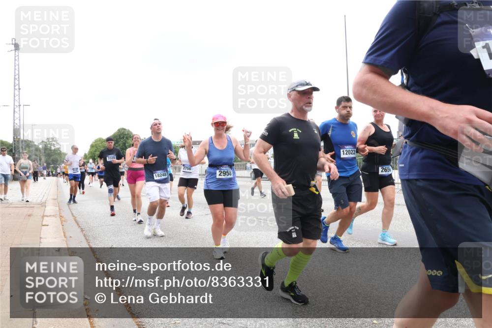 29.06.2025 - hella hamburg halbmarathon Lena Gebhardt http://msf.ph/oto/8363331 29.06.2025 10:48:29 Lombardsbrücke 3320, 2756, 18248, 2958, 12022, 265, 1142, 1157, 1167, 1174, 1175, 1584, 1645, 1701, 2037, 2163, 2195, 2418, 2437, 2438, 2475, 2627, 2650, 2716, 2756, 2909, 2958, 3224, 3320, 3468, 3504, 3661, 3679, 3933, 4327, 4588, 5010, 5585, 5781, 5952, 6143, 7203, 7393, 7394, 7532, 7947, 7948, 8461, 8521, 8719, 8760, 8948, 9775, 9787, 9921, 10059, 10145, 10204, 10366, 10654, 10656, 10777, 10794, 11548, 11742, 11781, 13814, 13845, 15715, 16498, 16499, 16701 meine-sportfotos.de
