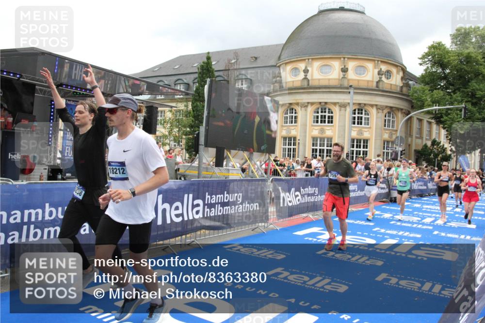 29.06.2025 - hella hamburg halbmarathon Michael Strokosch http://msf.ph/oto/8363380 29.06.2025 10:56:10 Ziel 1180, 3042, 3058, 4594, 4813, 5492, 5570, 7594, 8330, 8639, 9907, 12545, 17640, 17642, 18212 meine-sportfotos.de