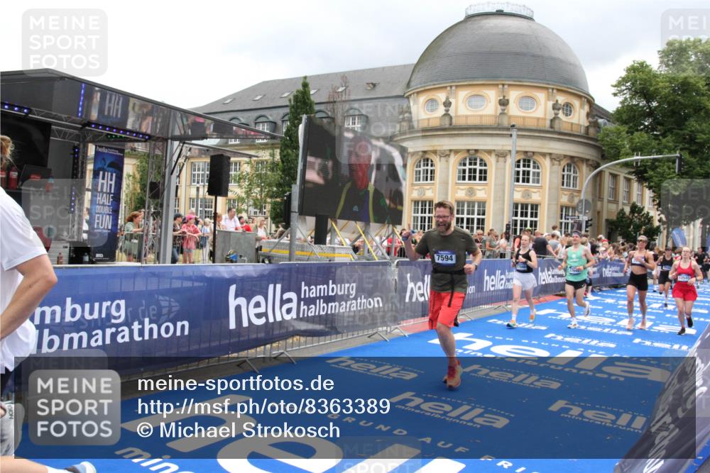 29.06.2025 - hella hamburg halbmarathon Michael Strokosch http://msf.ph/oto/8363389 29.06.2025 10:56:10 Ziel 1180, 3042, 3058, 4594, 4813, 5492, 5570, 7594, 8330, 8639, 9907, 12545, 17640, 17642, 18212 meine-sportfotos.de