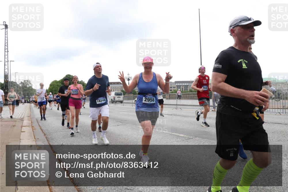 29.06.2025 - hella hamburg halbmarathon Lena Gebhardt http://msf.ph/oto/8363412 29.06.2025 10:48:29 Lombardsbrücke 18253, 18248, 2958, 11, 8948, 1142, 1157, 1167, 1174, 1175, 1584, 1645, 1701, 2037, 2163, 2195, 2418, 2437, 2438, 2475, 2627, 2650, 2716, 2756, 2909, 2958, 3224, 3320, 3468, 3504, 3661, 3679, 3933, 4327, 4588, 5010, 5585, 5781, 5952, 6143, 7203, 7393, 7394, 7532, 7947, 7948, 8461, 8521, 8719, 8760, 8948, 9775, 9787, 9921, 10059, 10145, 10204, 10366, 10654, 10656, 10777, 10794, 11548, 11742, 11781, 13814, 13845, 15715, 16498, 16499, 16701 meine-sportfotos.de