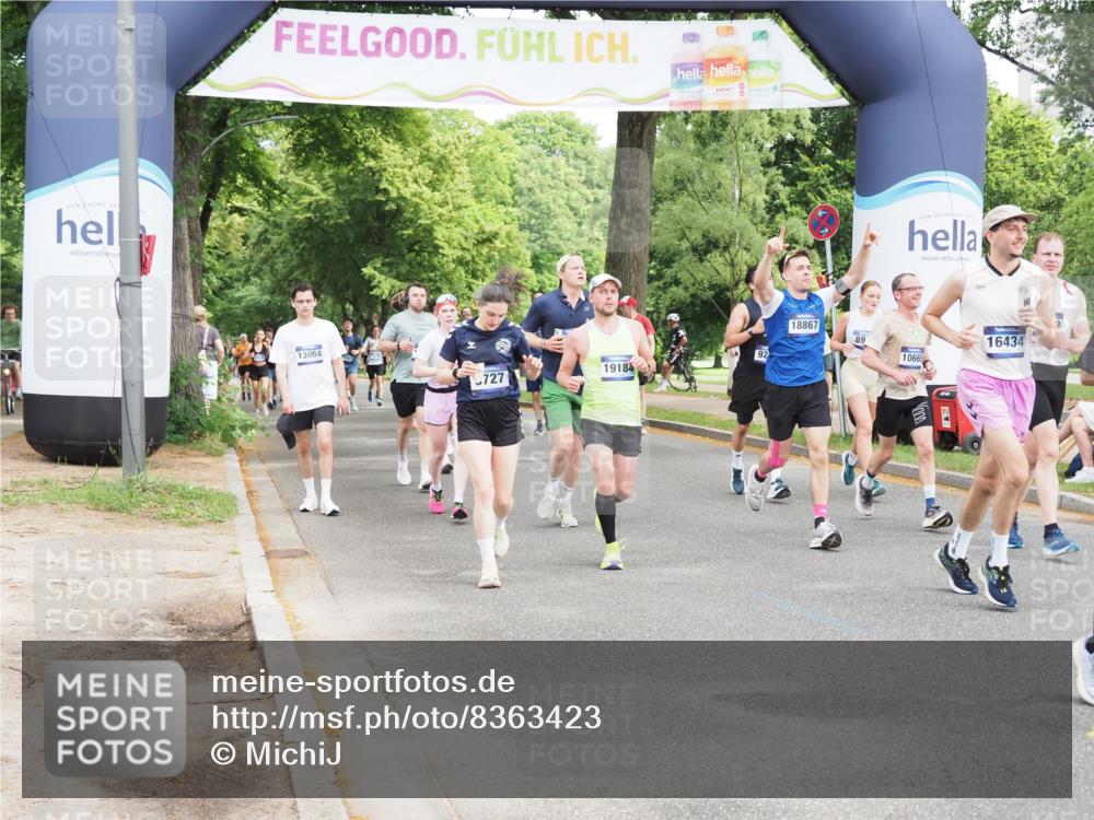 29.06.2025 - hella hamburg halbmarathon MichiJ http://msf.ph/oto/8363423 29.06.2025 10:43:28 Zwischen KM18-KM19 1972, 2083, 2741, 2982, 2996, 4152, 4594, 4813, 5418, 7037, 7547, 8968, 9246, 9727, 9903, 10093, 10133, 10408, 10665, 13064, 13245, 13474, 16121, 16434, 16679, 17468, 17758, 17828, 18117, 18125, 18208, 18867, 18899, 19184 meine-sportfotos.de