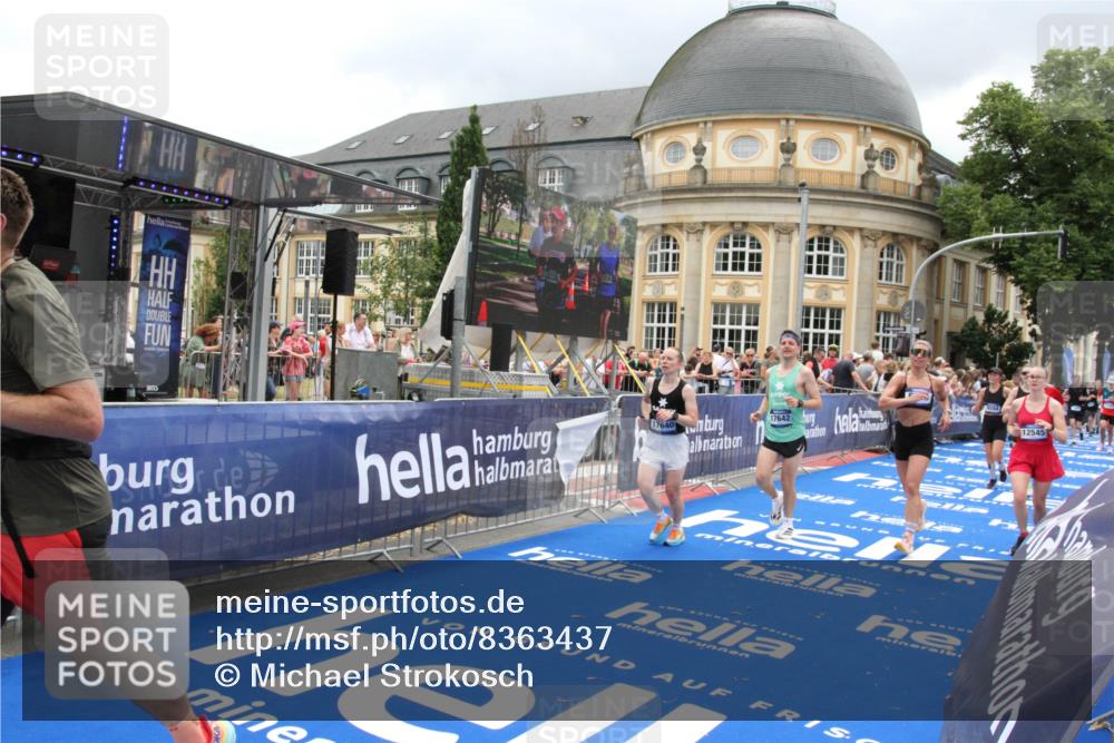 29.06.2025 - hella hamburg halbmarathon Michael Strokosch http://msf.ph/oto/8363437 29.06.2025 10:56:11 Ziel 1180, 3058, 4594, 4813, 5492, 5570, 7594, 8330, 8639, 9907, 12545, 14363, 17640, 17642, 18212 meine-sportfotos.de