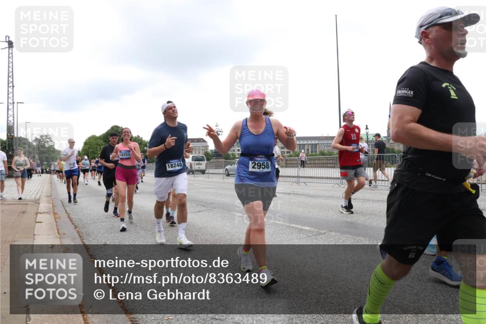 29.06.2025 - hella hamburg halbmarathon Lena Gebhardt http://msf.ph/oto/8363489 29.06.2025 10:48:29 Lombardsbrücke 2958, 18253, 18248, 11, 1142, 1157, 1167, 1174, 1175, 1584, 1645, 1701, 2037, 2163, 2195, 2418, 2437, 2438, 2475, 2627, 2650, 2716, 2756, 2909, 2958, 3224, 3320, 3468, 3504, 3661, 3679, 3933, 4327, 4588, 5010, 5585, 5781, 5952, 6143, 7203, 7393, 7394, 7532, 7947, 7948, 8461, 8521, 8719, 8760, 8948, 9775, 9787, 9921, 10059, 10145, 10204, 10366, 10654, 10656, 10777, 10794, 11548, 11742, 11781, 13814, 13845, 15715, 16498, 16499, 16701 meine-sportfotos.de