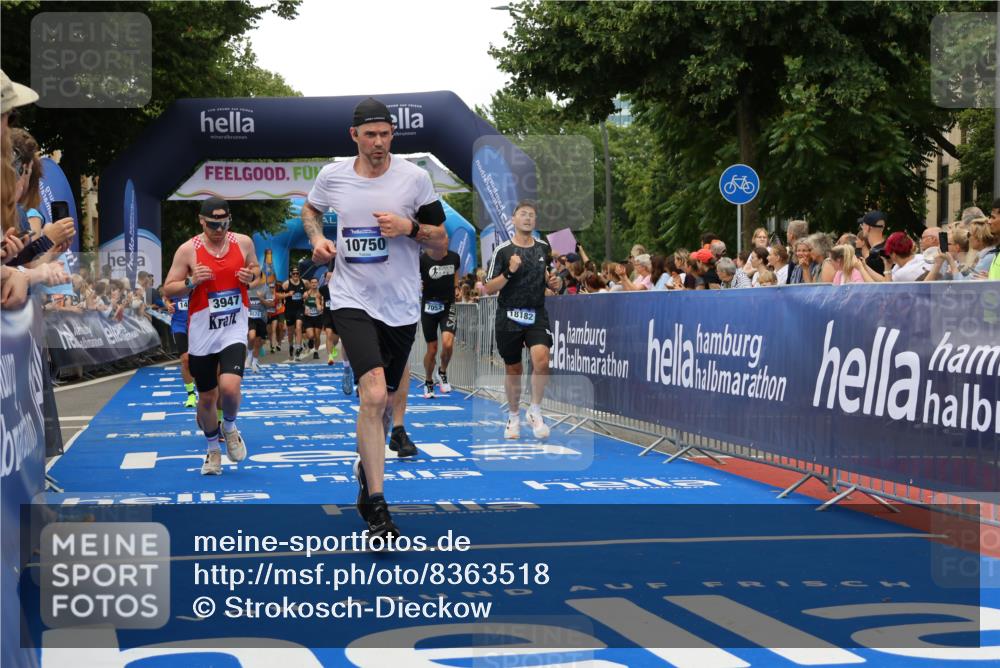29.06.2025 - hella hamburg halbmarathon Strokosch-Dieckow http://msf.ph/oto/8363518 29.06.2025 10:50:49 Ziel 1466, 2234, 2788, 3654, 3947, 4839, 5018, 5115, 7052, 7369, 8205, 8572, 8657, 10750, 11551, 13687, 15362, 15395, 15426, 15643, 15720, 17129, 17908, 18182, 18229, 18370 meine-sportfotos.de