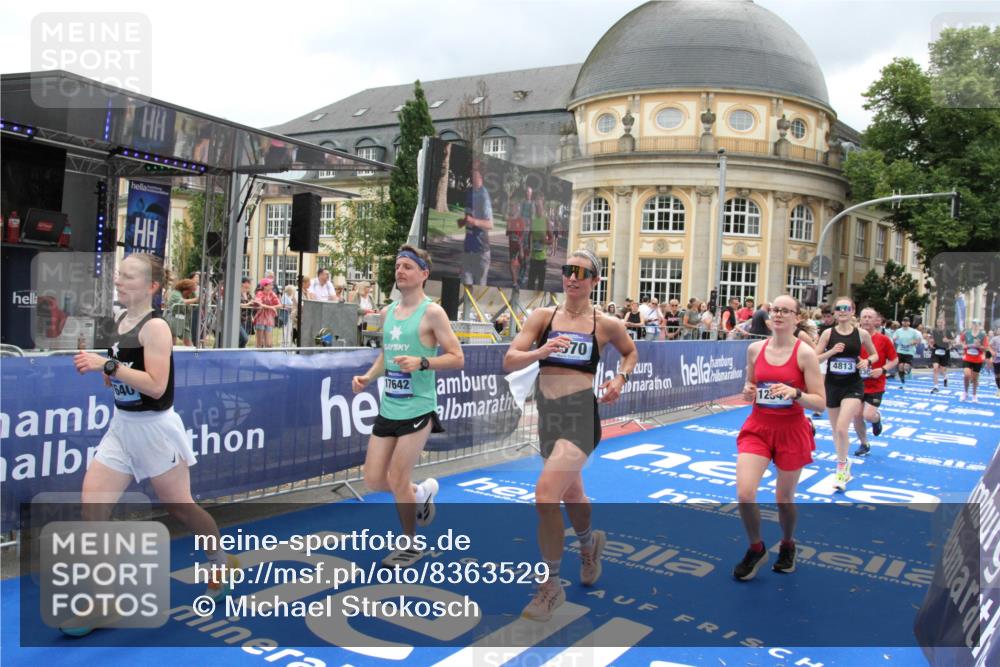 29.06.2025 - hella hamburg halbmarathon Michael Strokosch http://msf.ph/oto/8363529 29.06.2025 10:56:13 Ziel 4594, 4813, 5492, 5570, 7594, 8330, 8639, 9907, 12545, 14363, 15484, 16113, 16634, 17468, 17640, 17642 meine-sportfotos.de