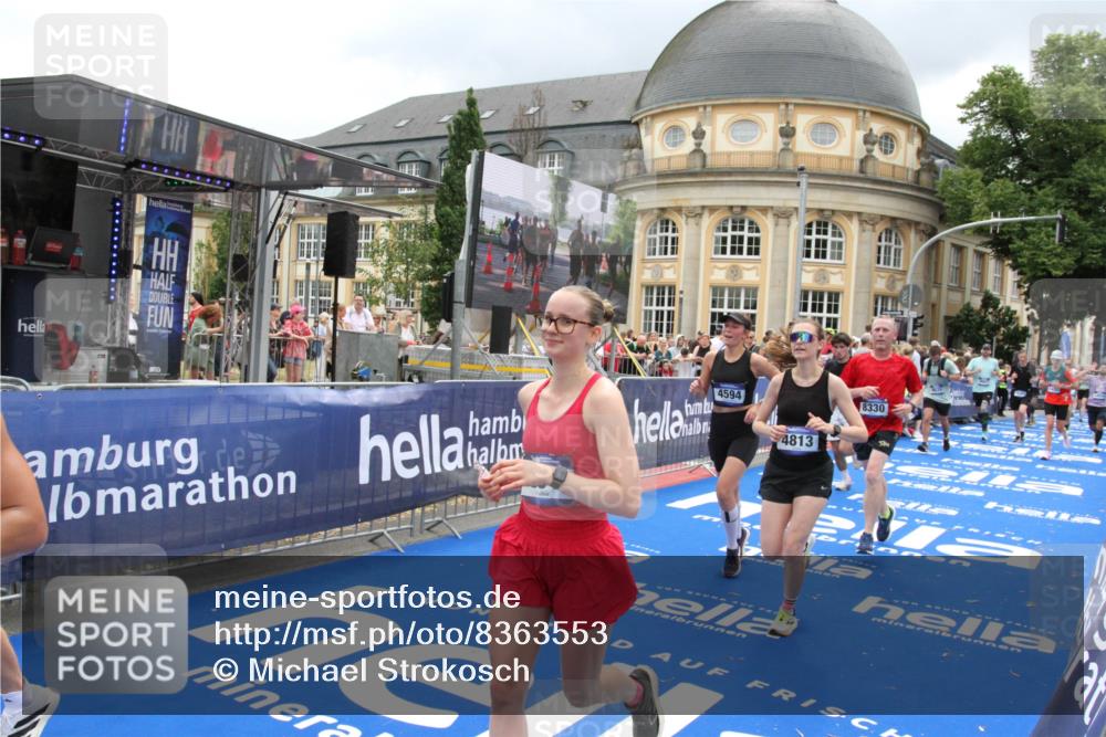 29.06.2025 - hella hamburg halbmarathon Michael Strokosch http://msf.ph/oto/8363553 29.06.2025 10:56:13 Ziel 4594, 4813, 5492, 5570, 7594, 8330, 8639, 9907, 12545, 14363, 15484, 16113, 16634, 17468, 17640, 17642 meine-sportfotos.de