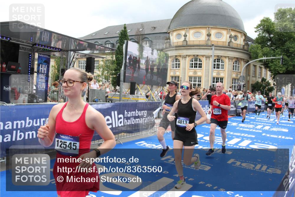 29.06.2025 - hella hamburg halbmarathon Michael Strokosch http://msf.ph/oto/8363560 29.06.2025 10:56:14 Ziel 1193, 4594, 4813, 5465, 5492, 5570, 8330, 8639, 9907, 10789, 12545, 14363, 15484, 16113, 16634, 17468, 17640, 17642 meine-sportfotos.de