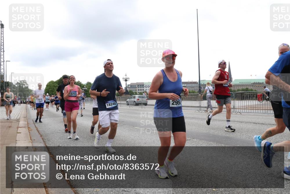 29.06.2025 - hella hamburg halbmarathon Lena Gebhardt http://msf.ph/oto/8363572 29.06.2025 10:48:29 Lombardsbrücke 18253, 18248, 295, 1142, 1157, 1167, 1174, 1175, 1584, 1645, 1701, 2037, 2163, 2195, 2418, 2437, 2438, 2475, 2627, 2650, 2716, 2756, 2909, 2958, 3224, 3320, 3468, 3504, 3661, 3679, 3933, 4327, 4588, 5010, 5585, 5781, 5952, 6143, 7203, 7393, 7394, 7532, 7947, 7948, 8461, 8521, 8719, 8760, 8948, 9775, 9787, 9921, 10059, 10145, 10204, 10366, 10654, 10656, 10777, 10794, 11548, 11742, 11781, 13814, 13845, 15715, 16498, 16499, 16701 meine-sportfotos.de