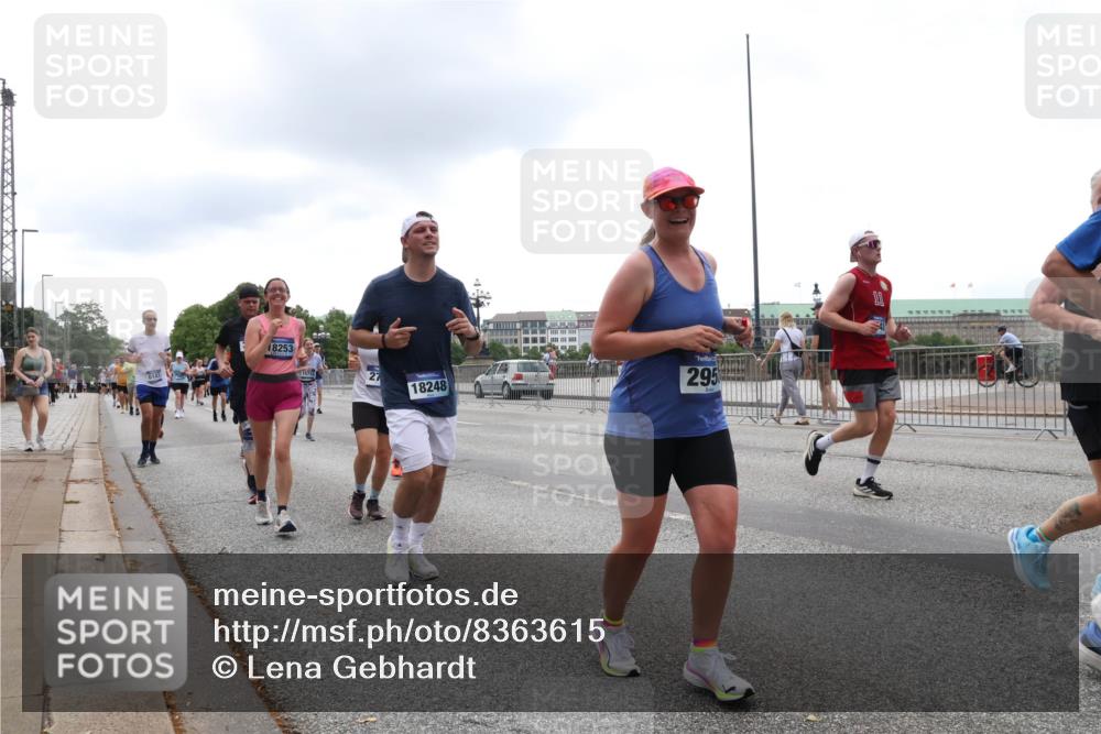 29.06.2025 - hella hamburg halbmarathon Lena Gebhardt http://msf.ph/oto/8363615 29.06.2025 10:48:29 Lombardsbrücke 18253, 1571, 27, 18248, 295, 1142, 1157, 1167, 1174, 1175, 1584, 1645, 1701, 2037, 2163, 2195, 2418, 2437, 2438, 2475, 2627, 2650, 2716, 2756, 2909, 2958, 3224, 3320, 3468, 3504, 3661, 3679, 3933, 4327, 4588, 5010, 5585, 5781, 5952, 6143, 7203, 7393, 7394, 7532, 7947, 7948, 8461, 8521, 8719, 8760, 8948, 9775, 9787, 9921, 10059, 10145, 10204, 10366, 10654, 10656, 10777, 10794, 11548, 11742, 11781, 13814, 13845, 15715, 16498, 16499, 16701 meine-sportfotos.de