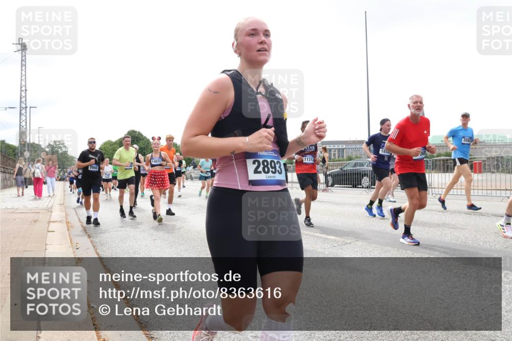 29.06.2025 - hella hamburg halbmarathon Lena Gebhardt http://msf.ph/oto/8363616 29.06.2025 10:39:22 Lombardsbrücke 1850, 14871, 2998, 2893, 11313, 2092, 1451, 1760, 1856, 1883, 2092, 2524, 2534, 2571, 2574, 2578, 2843, 2893, 2998, 3275, 3307, 3353, 3727, 3745, 4257, 4320, 4410, 4523, 4603, 4609, 4659, 4855, 4882, 5045, 5701, 6062, 6112, 6321, 6342, 6343, 6427, 6611, 6719, 6726, 6748, 7053, 7199, 7341, 7501, 7506, 7524, 7589, 7684, 7815, 8203, 8243, 8457, 8783, 8995, 9393, 9420, 9446, 9569, 9698, 9747, 9777, 9974, 9977, 10001, 10072, 10315, 10512, 10516, 13060 meine-sportfotos.de