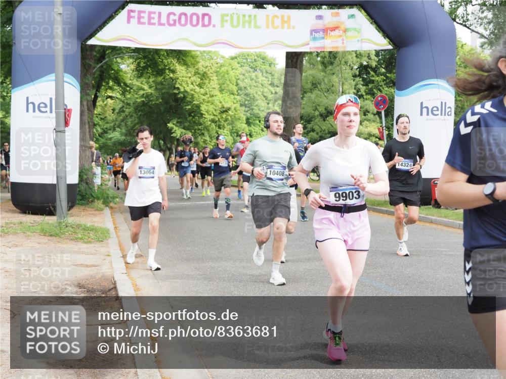 29.06.2025 - hella hamburg halbmarathon MichiJ http://msf.ph/oto/8363681 29.06.2025 10:43:30 Zwischen KM18-KM19 1972, 2083, 2250, 2741, 2982, 2996, 4152, 4594, 4813, 7037, 7547, 8968, 9246, 9727, 9903, 10093, 10133, 10408, 10665, 13064, 16121, 16434, 17828, 18117, 18208, 18867, 18899, 19184 meine-sportfotos.de