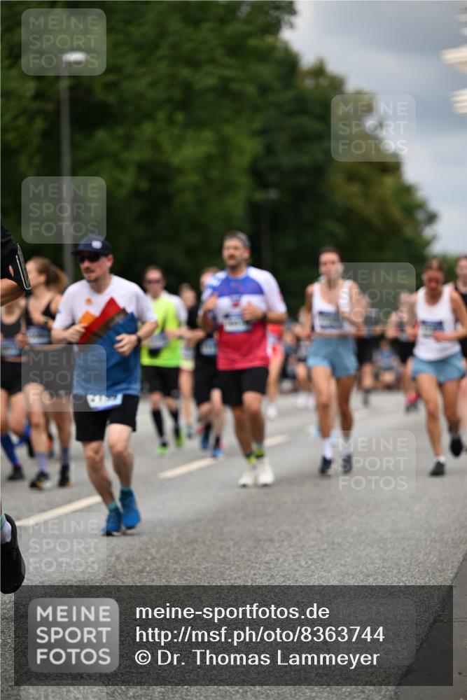 29.06.2025 - hella hamburg halbmarathon Dr. Thomas Lammeyer http://msf.ph/oto/8363744 29.06.2025 10:41:34 Kennedybrücke 56, 1022, 1118, 1276, 1339, 1490, 1597, 1819, 1952, 2031, 2104, 2199, 2272, 2480, 2552, 3165, 3230, 3714, 3873, 4347, 4442, 4618, 4733, 5146, 5224, 5640, 5940, 6243, 6584, 6804, 6821, 7085, 7202, 7235, 7544, 7707, 7823, 8315, 8499, 8758, 8843, 9054, 9055, 9288, 10024, 10112, 10159, 10476, 10762, 10798, 10919, 10931 meine-sportfotos.de