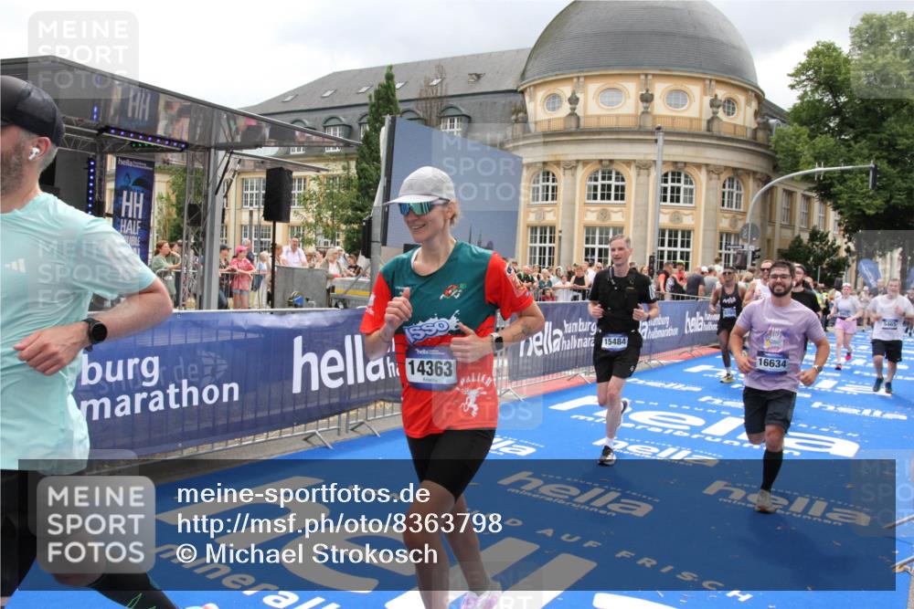 29.06.2025 - hella hamburg halbmarathon Michael Strokosch http://msf.ph/oto/8363798 29.06.2025 10:56:18 Ziel 1193, 5465, 7547, 8639, 9903, 9907, 10789, 12348, 14363, 15484, 16113, 16634, 17468, 18741, 19152 meine-sportfotos.de
