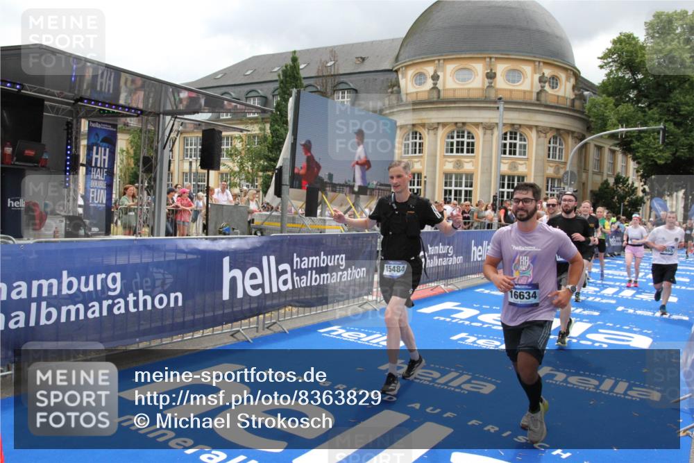 29.06.2025 - hella hamburg halbmarathon Michael Strokosch http://msf.ph/oto/8363829 29.06.2025 10:56:18 Ziel 1193, 5465, 7547, 8639, 9903, 9907, 10789, 12348, 14363, 15484, 16113, 16634, 17468, 18741, 19152 meine-sportfotos.de