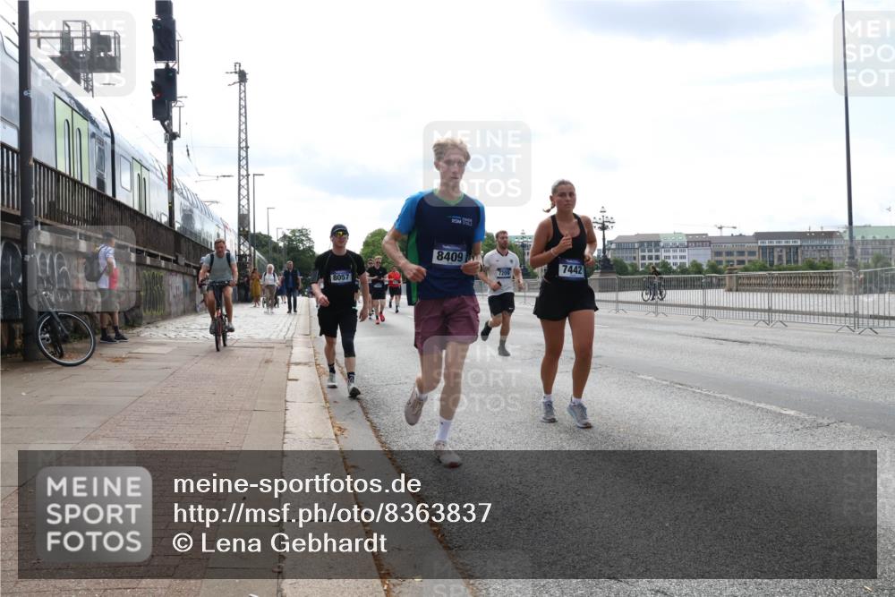 29.06.2025 - hella hamburg halbmarathon Lena Gebhardt http://msf.ph/oto/8363837 29.06.2025 10:14:21 Lombardsbrücke 8057, 8409, 7442, 7209, 1194, 1406, 1728, 1890, 2494, 2990, 3020, 3154, 3756, 3834, 3939, 4032, 4962, 5670, 6028, 6083, 6089, 6287, 6366, 6710, 7209, 7442, 7802, 7840, 7991, 8001, 8057, 8147, 8409, 8892, 9845, 9886, 10224, 10442, 10443, 10610, 11987, 12467, 12938, 13237, 13285, 13788, 14488, 15482, 15840, 16126, 17439, 17985, 18041, 18236, 18239 meine-sportfotos.de