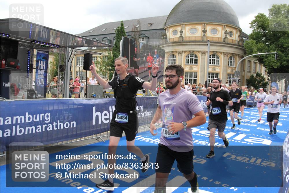 29.06.2025 - hella hamburg halbmarathon Michael Strokosch http://msf.ph/oto/8363843 29.06.2025 10:56:19 Ziel 1193, 5465, 7547, 8639, 9903, 9907, 10789, 12348, 14363, 15484, 16113, 16375, 16634, 17468, 18117, 18495, 18652, 18741, 19152 meine-sportfotos.de