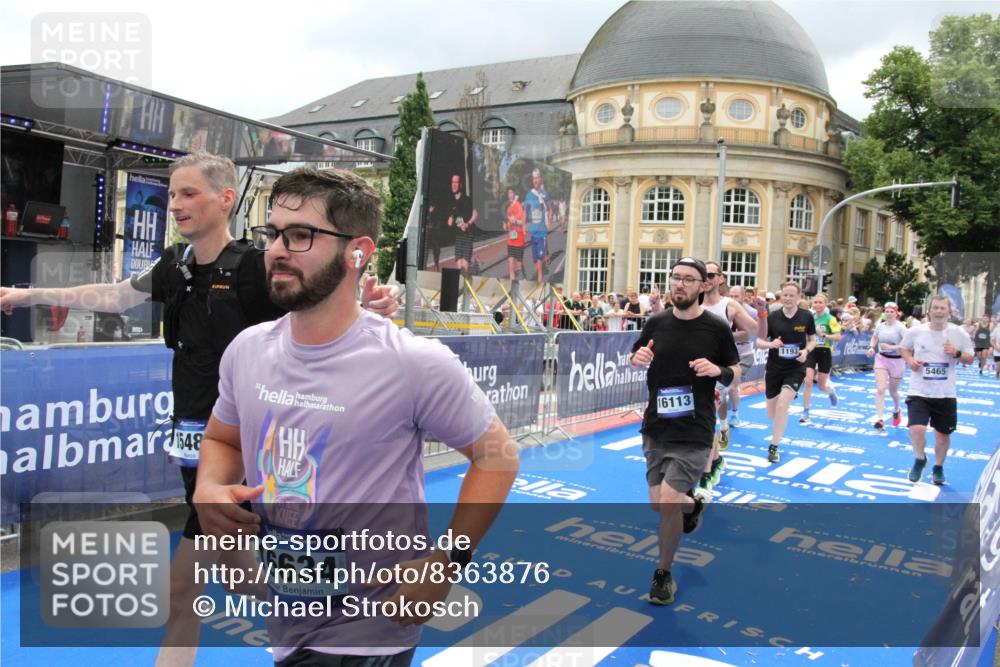 29.06.2025 - hella hamburg halbmarathon Michael Strokosch http://msf.ph/oto/8363876 29.06.2025 10:56:19 Ziel 1193, 5465, 7547, 8639, 9903, 9907, 10789, 12348, 14363, 15484, 16113, 16375, 16634, 17468, 18117, 18495, 18652, 18741, 19152 meine-sportfotos.de