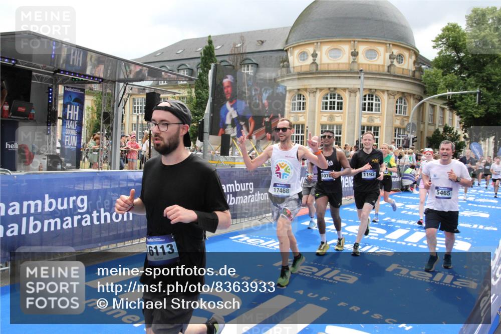 29.06.2025 - hella hamburg halbmarathon Michael Strokosch http://msf.ph/oto/8363933 29.06.2025 10:56:20 Ziel 1193, 5465, 7547, 9903, 10789, 11309, 12348, 14363, 15300, 15484, 16113, 16375, 16634, 17468, 18117, 18495, 18652, 18741, 19152 meine-sportfotos.de