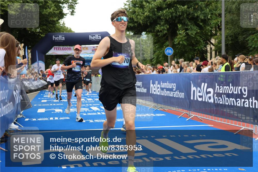 29.06.2025 - hella hamburg halbmarathon Strokosch-Dieckow http://msf.ph/oto/8363953 29.06.2025 10:50:46 Ziel 1466, 2234, 2788, 3654, 3947, 4839, 5018, 5115, 6712, 7052, 7134, 7952, 8205, 8657, 10750, 11356, 13701, 15395, 15426, 15643, 15720, 17129, 17908, 18182, 18229, 18370, 18820 meine-sportfotos.de