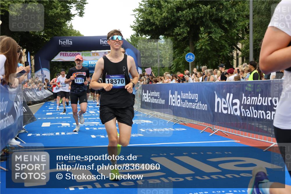 29.06.2025 - hella hamburg halbmarathon Strokosch-Dieckow http://msf.ph/oto/8364060 29.06.2025 10:50:46 Ziel 1466, 2234, 2788, 3654, 3947, 4839, 5018, 5115, 6712, 7052, 7134, 7952, 8205, 8657, 10750, 11356, 13701, 15395, 15426, 15643, 15720, 17129, 17908, 18182, 18229, 18370, 18820 meine-sportfotos.de