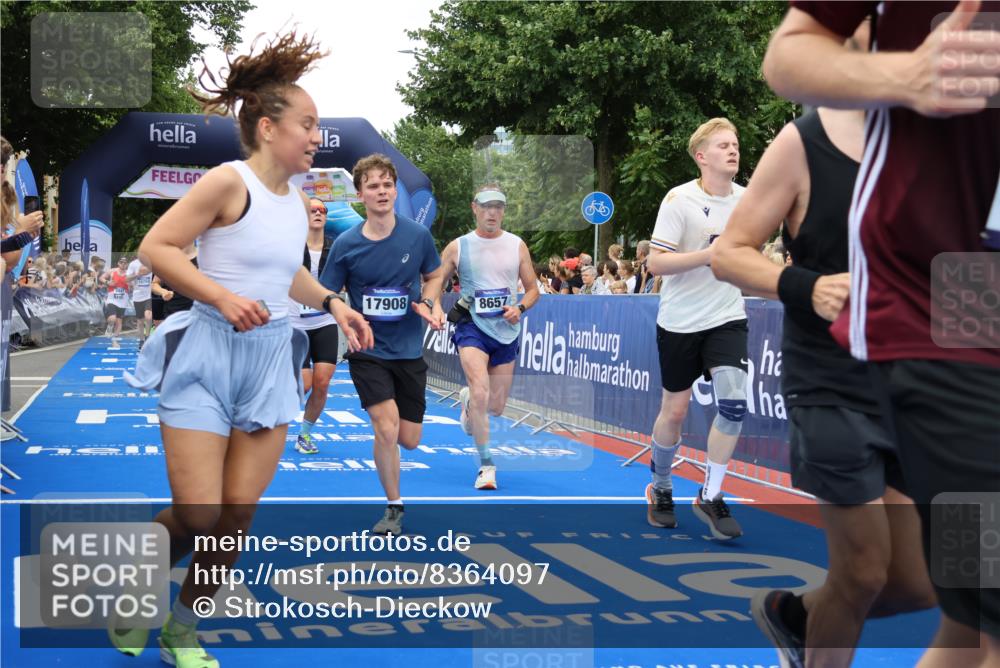 29.06.2025 - hella hamburg halbmarathon Strokosch-Dieckow http://msf.ph/oto/8364097 29.06.2025 10:50:44 Ziel 2234, 2788, 3947, 4839, 5018, 5115, 6662, 6712, 7052, 7134, 7583, 7952, 8657, 10750, 11356, 13701, 13808, 13875, 15426, 15720, 16291, 17129, 17908, 18182, 18229, 18370, 18413, 18820 meine-sportfotos.de