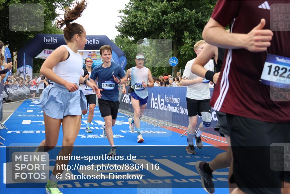 29.06.2025 - hella hamburg halbmarathon Strokosch-Dieckow http://msf.ph/oto/8364116 29.06.2025 10:50:44 Ziel 2234, 2788, 3947, 4839, 5018, 5115, 6662, 6712, 7052, 7134, 7583, 7952, 8657, 10750, 11356, 13701, 13808, 13875, 15426, 15720, 16291, 17129, 17908, 18182, 18229, 18370, 18413, 18820 meine-sportfotos.de